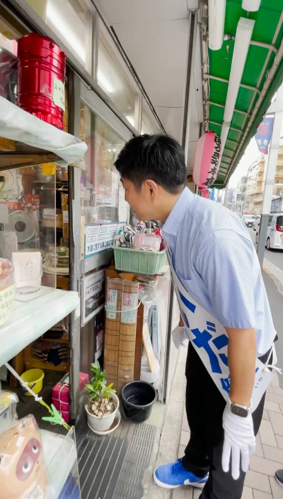 天神通り商店街を歩く