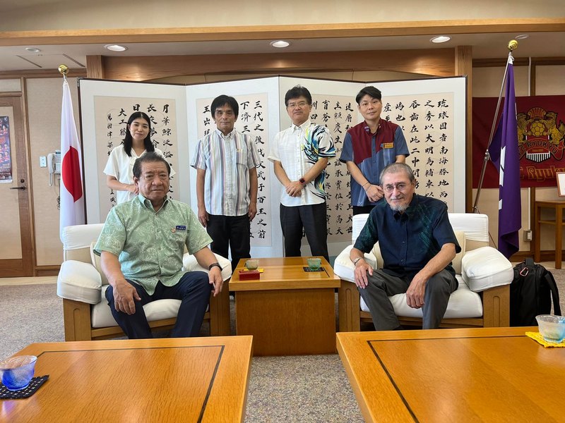 昨日は、琉球王家の末裔、第二尚氏第23代当主の尚衞様の桑江沖縄市長及び渡具知名護市長への表敬訪... 仲村覚（ナカムラサトル） ｜ 選挙ドットコム