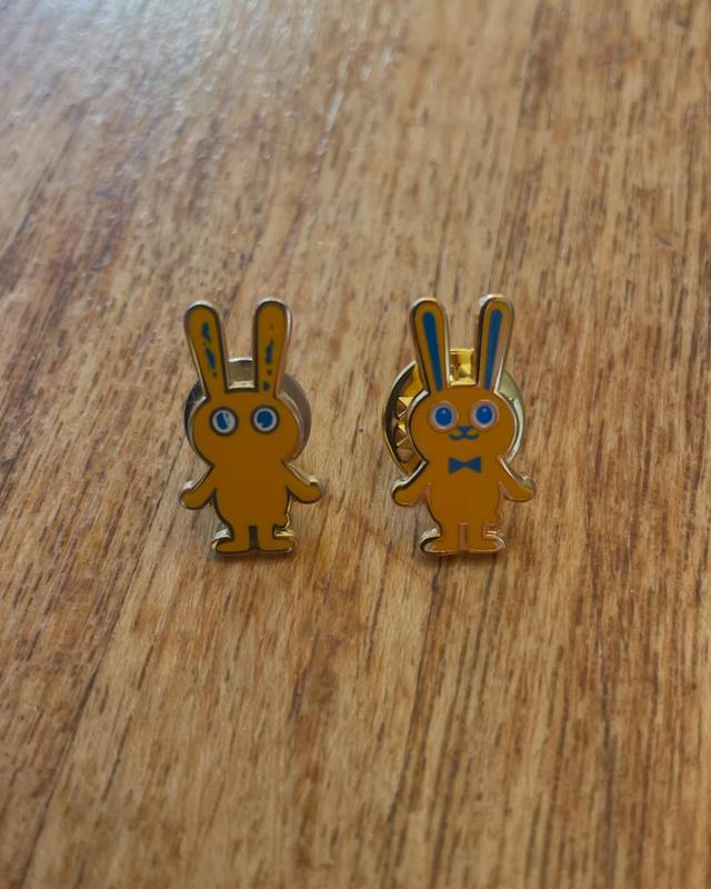 ウサギのピンバッチ Amazon.co.jp: 半分ウサギ 骸骨兎 レントゲン風 ピンバッジ