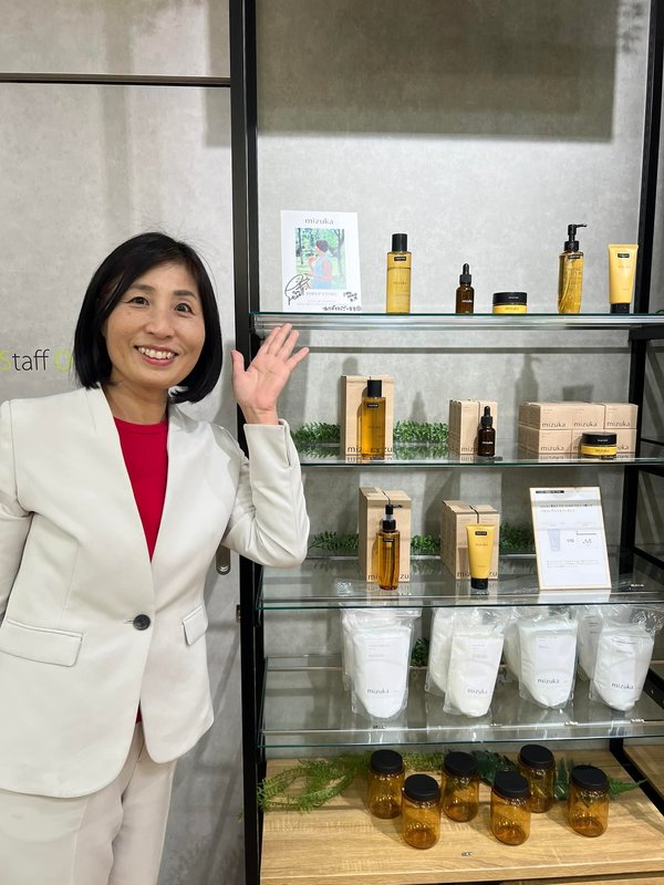 今日はタレントの辺見えみりさんが立ち上げた化粧品ブランド「mizuka