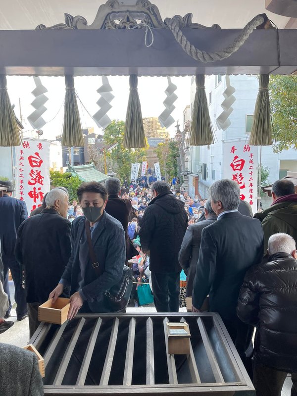 玉塚證券　ソフビ　指を指す白髭のお爺さん 白髭神社授与鈴・勾玉鈴 | ソラシカ散歩