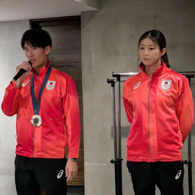 近代五種競技の後援会で、佐藤大宗選手（銀メダル）、内田美咲選手