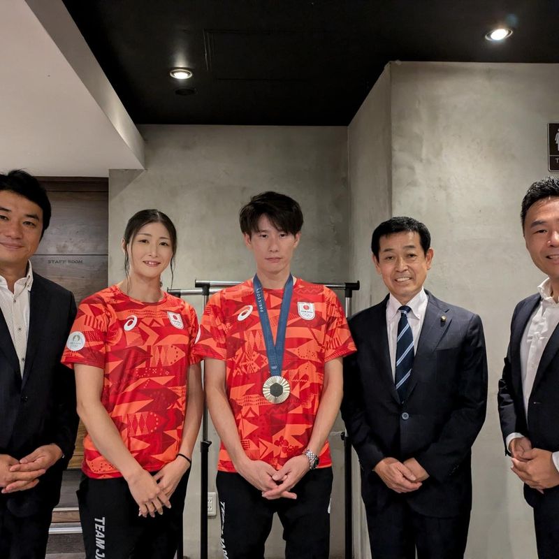 近代五種競技の後援会で、佐藤大宗選手（銀メダル）、内田美咲選手