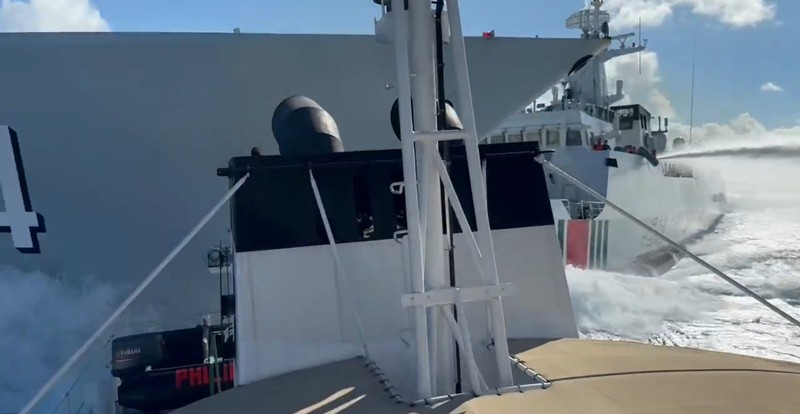 南シナ海のスカボロー礁で、中国海軍の駆逐艦と海警局の巡視船が