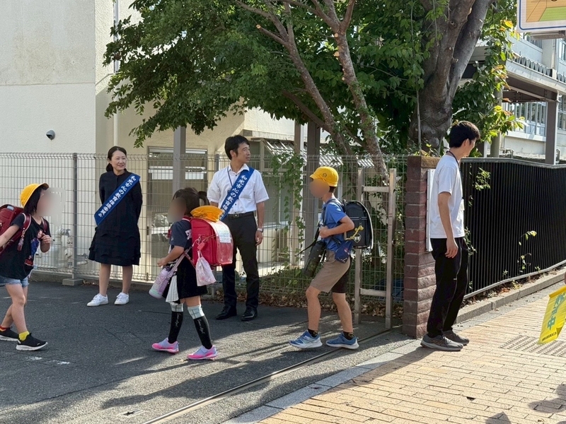 【新学期あいさつ運動】今朝は広沢小にて2学期はじめのあいさつ運動👦👧まだまだ暑さが続きます日傘... - しばさき光子（シバサキミツコ ...