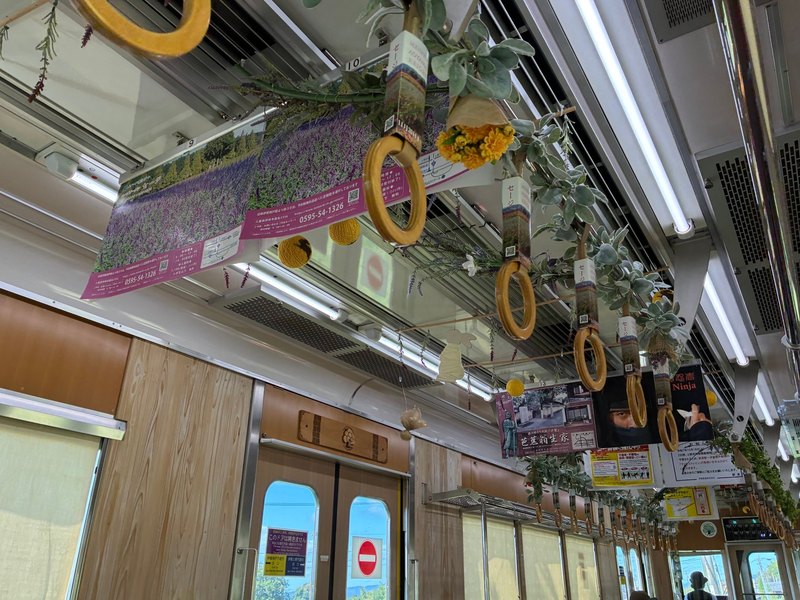 伊賀鉄道通称、伊賀忍者鉄道は、おしゃれ！吊り革一本一本に