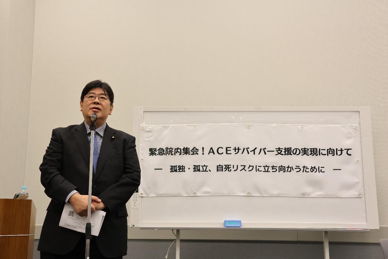 スーツを着た男性  AI 生成コンテンツは誤りを含む可能性があります。