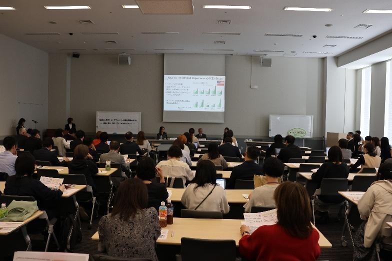 テーブルの周りに集まっている人々  AI 生成コンテンツは誤りを含む可能性があります。