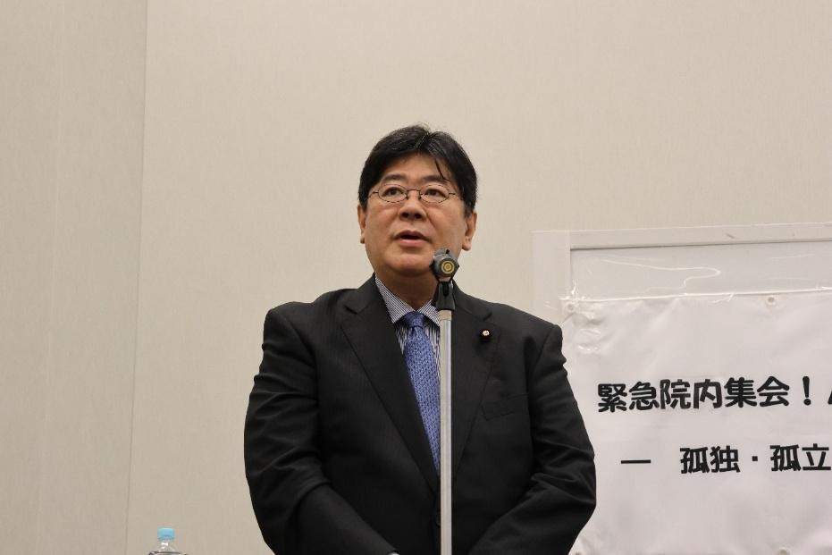 スーツを着た男性  AI 生成コンテンツは誤りを含む可能性があります。