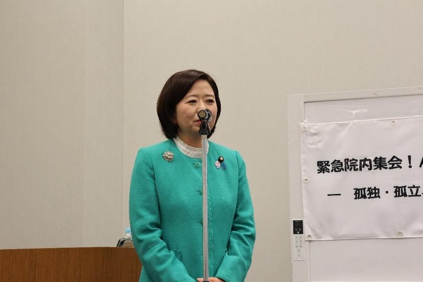 白い壁の前に立つ男性  AI 生成コンテンツは誤りを含む可能性があります。