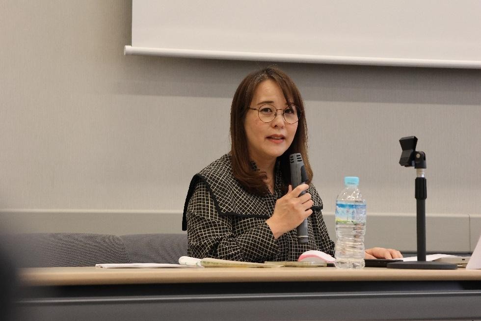 人, 屋内, 女性, 座る が含まれている画像  AI 生成コンテンツは誤りを含む可能性があります。