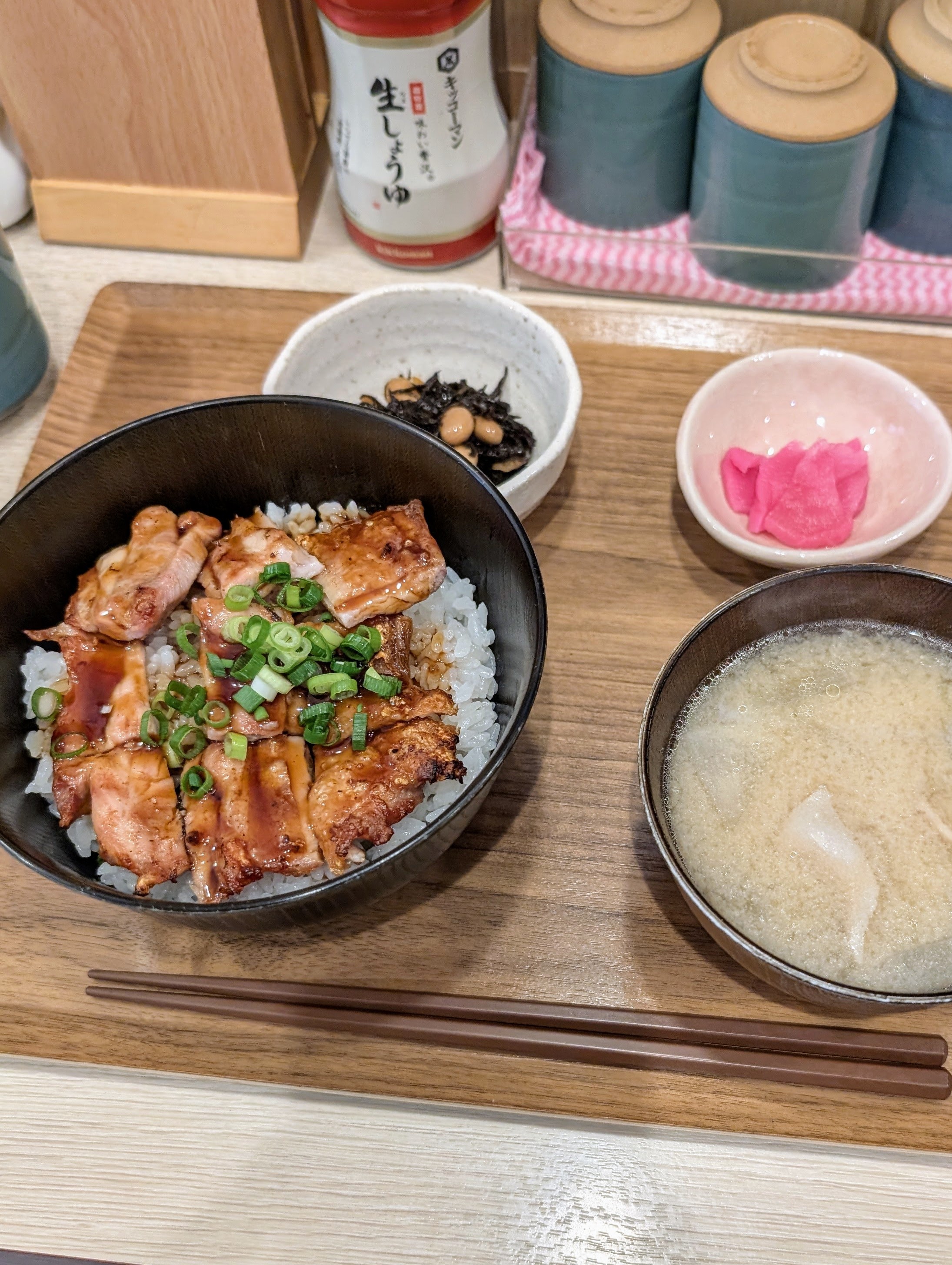 トリヤロウ　焼きトリ定食　c106 新刊 江東区ランチ｜東陽町「ゆかり食堂」の焼き鶏丼定食 - 中島ゆうたろう