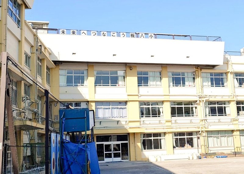 🏫板橋第八小学校校舎見学会🏫55年前に竣工の校舎が長寿命化改修で工事に入る前に、地域の方や卒業... - ひはらみちこ（ヒハラミチコ ...